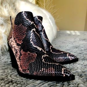 Vince Camuto Gigietta Snakeskin Booties 7.5 sassy zip back with block heel.